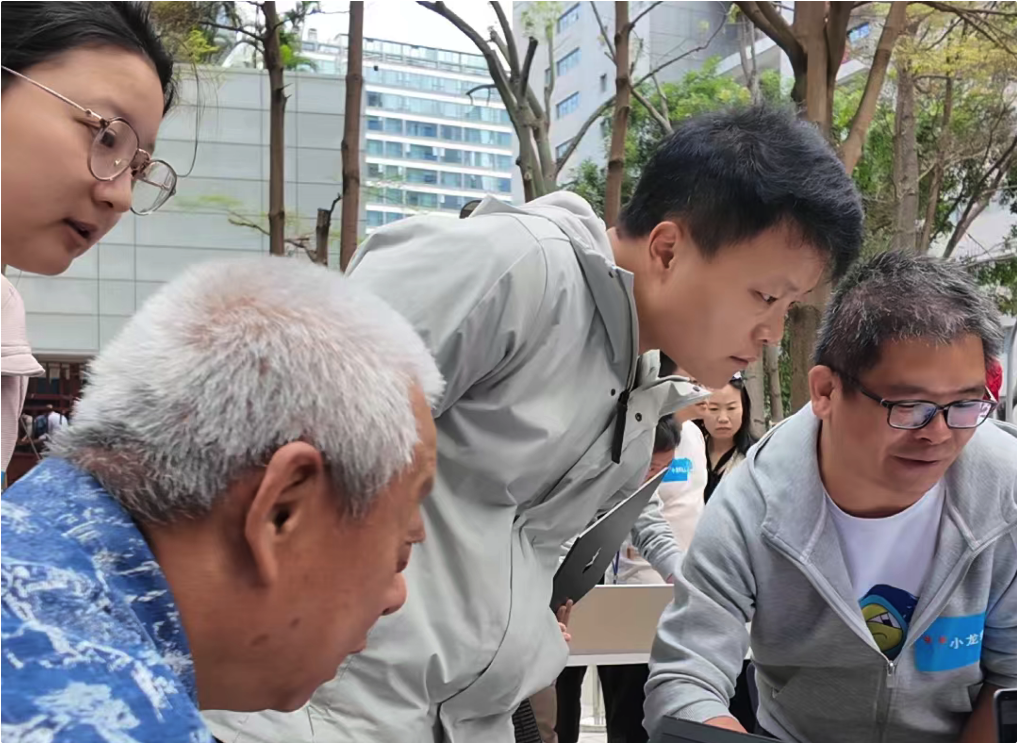 现场安装龙虾的退休航空技术工程师