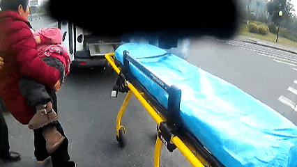 △众人将小孩挪到救护车上 