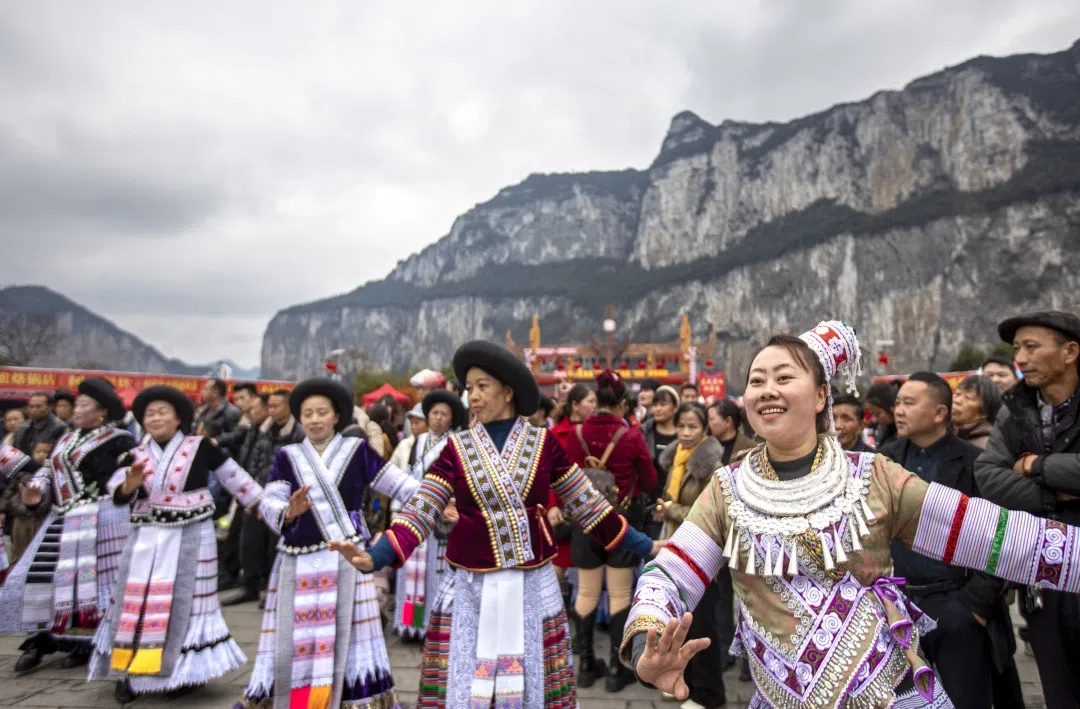 黔西市化屋村村民为游客表演苗家歌舞。翟培声 摄