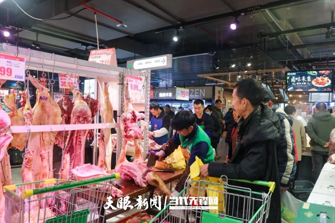 合力超市生鲜早市。杨鸣丹 摄