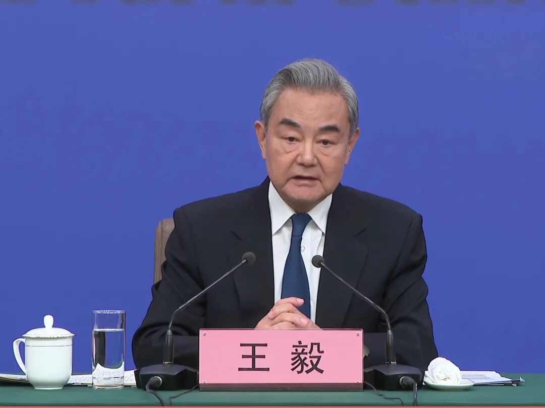 解放军台海军演越来越靠近台湾，两岸统一是否设定了时间表和路线图？王毅回应