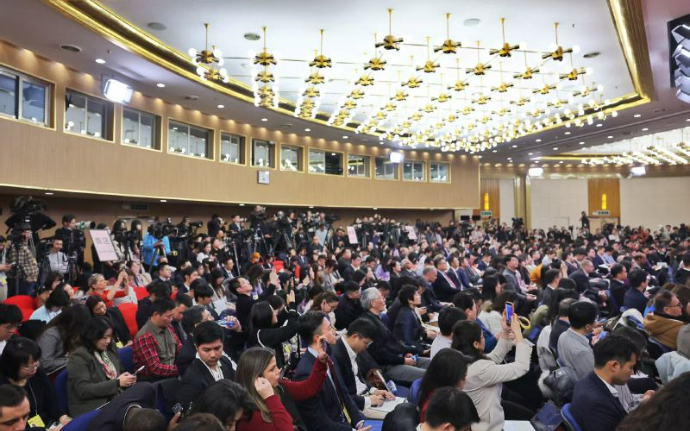 ▲3月8日，十四届全国人大四次会议举行外交主题记者会，吸引众多中外媒体记者，会场座无虚席。新京报记者 李木易 摄