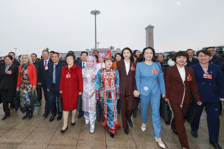 两会新华鲜报丨春光万里！每一位妇女都是主角