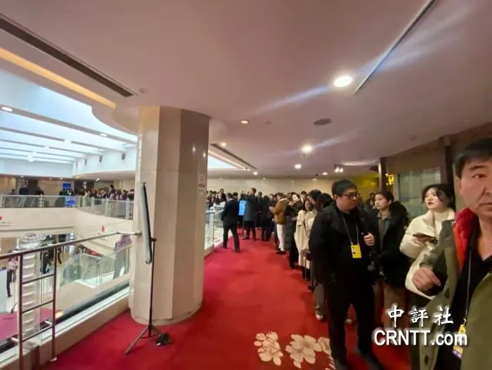 ​上午七时许，梅地亚中心新闻发布厅尚未开放，等待入场的记者就大排长龙。（图源：香港“中评社”）