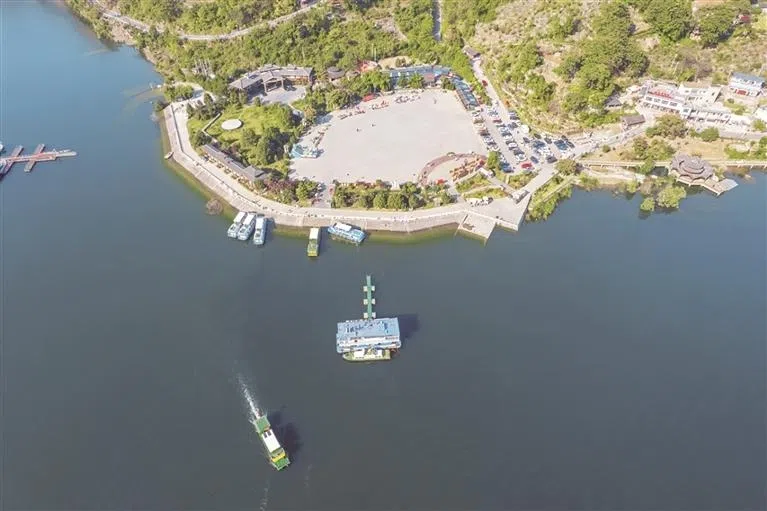 杨龙经营的民宿位于乌江源百里画廊化屋景区。翟培声 摄