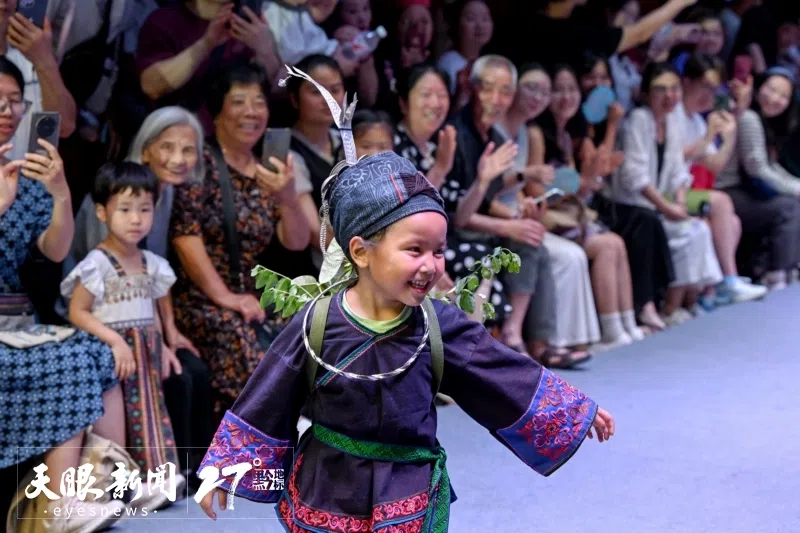 舞台上的杨佳羽神采奕奕。吴蔚 摄