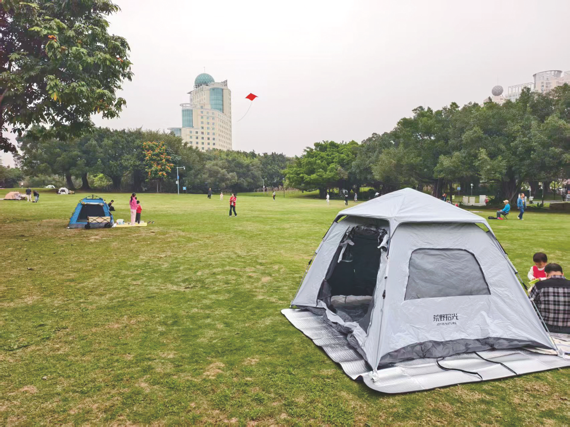 不少家庭趁着周末来南湖公园露营。 本报记者宋延康 摄