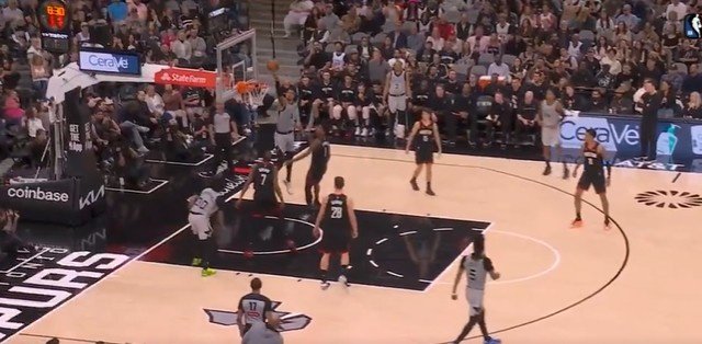 单打阿门单手上篮？文班亚马：有时候我只是随性发挥一下而已