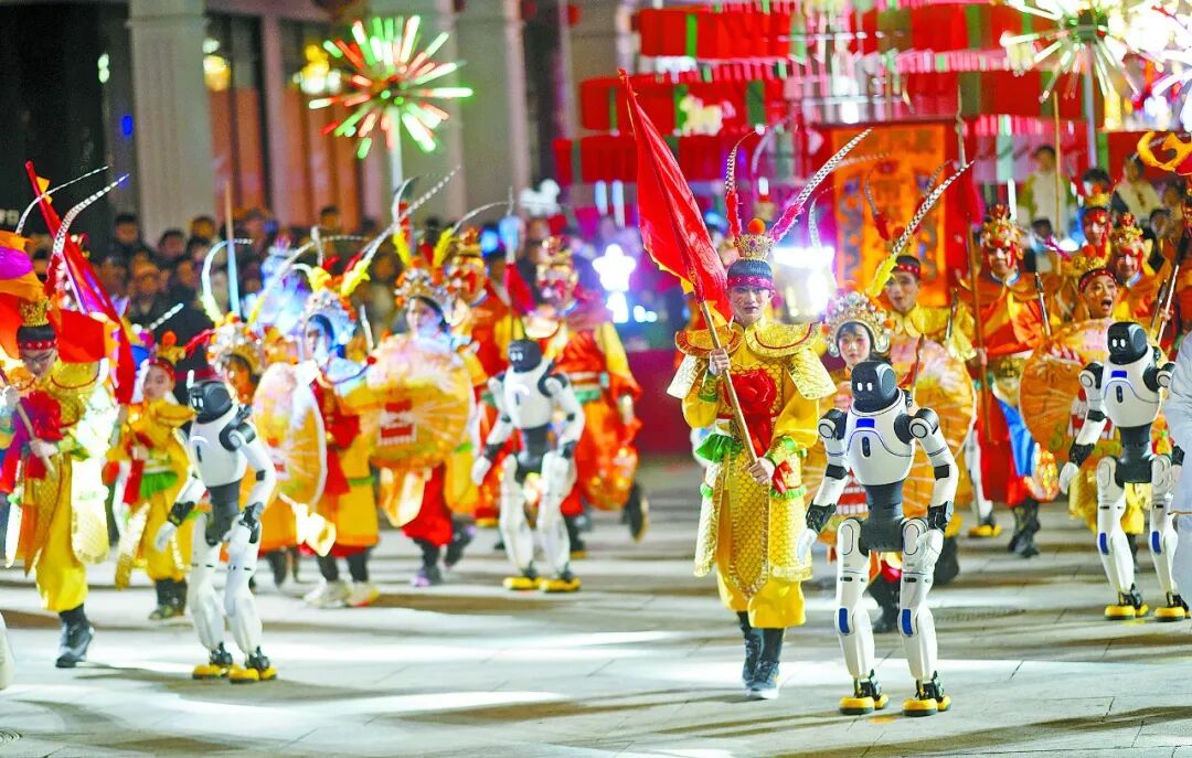 机器人“旺来”艺术团在中山路参与宋江阵表演。（本报记者 林铭鸿 摄）
