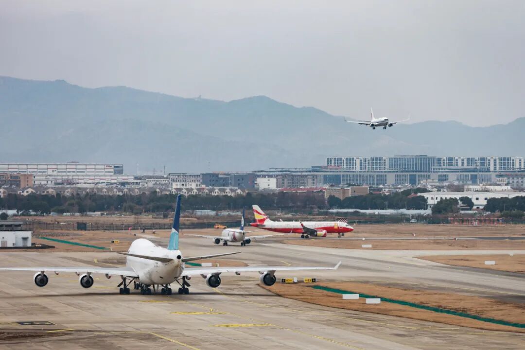 宁波机场客货运航班正在起降。