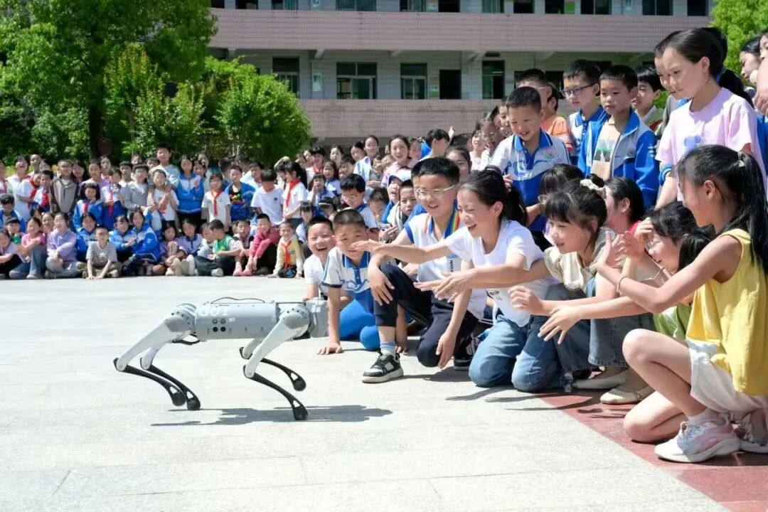 四川省通江县至诚镇光辉希望小学学生观看机器狗表演。资料图片