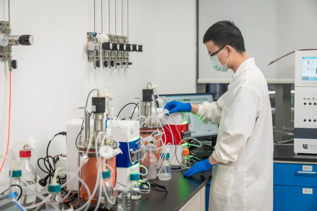 ▲耕作银行助力科技企业成长。图为苏州宜联生物医药有限公司本领东谈主员正在进行现实