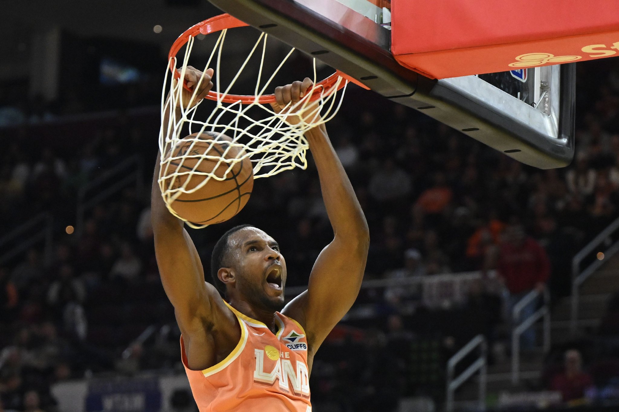 莫布里：我们投了太多三分 有时需要先冲击内线再分球寻找机会