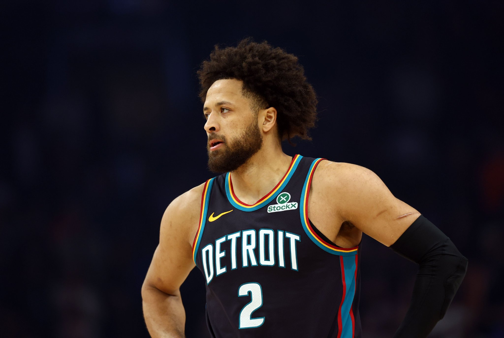 苦苦支撑！坎宁安半场12中7&三分5中4砍18分8助 次节揽13分5助