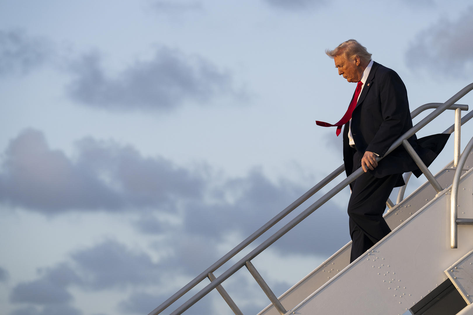 伊朗选出新领袖，战事还要打多久：“凯恩预言”或成真，特朗普打“退堂鼓”？