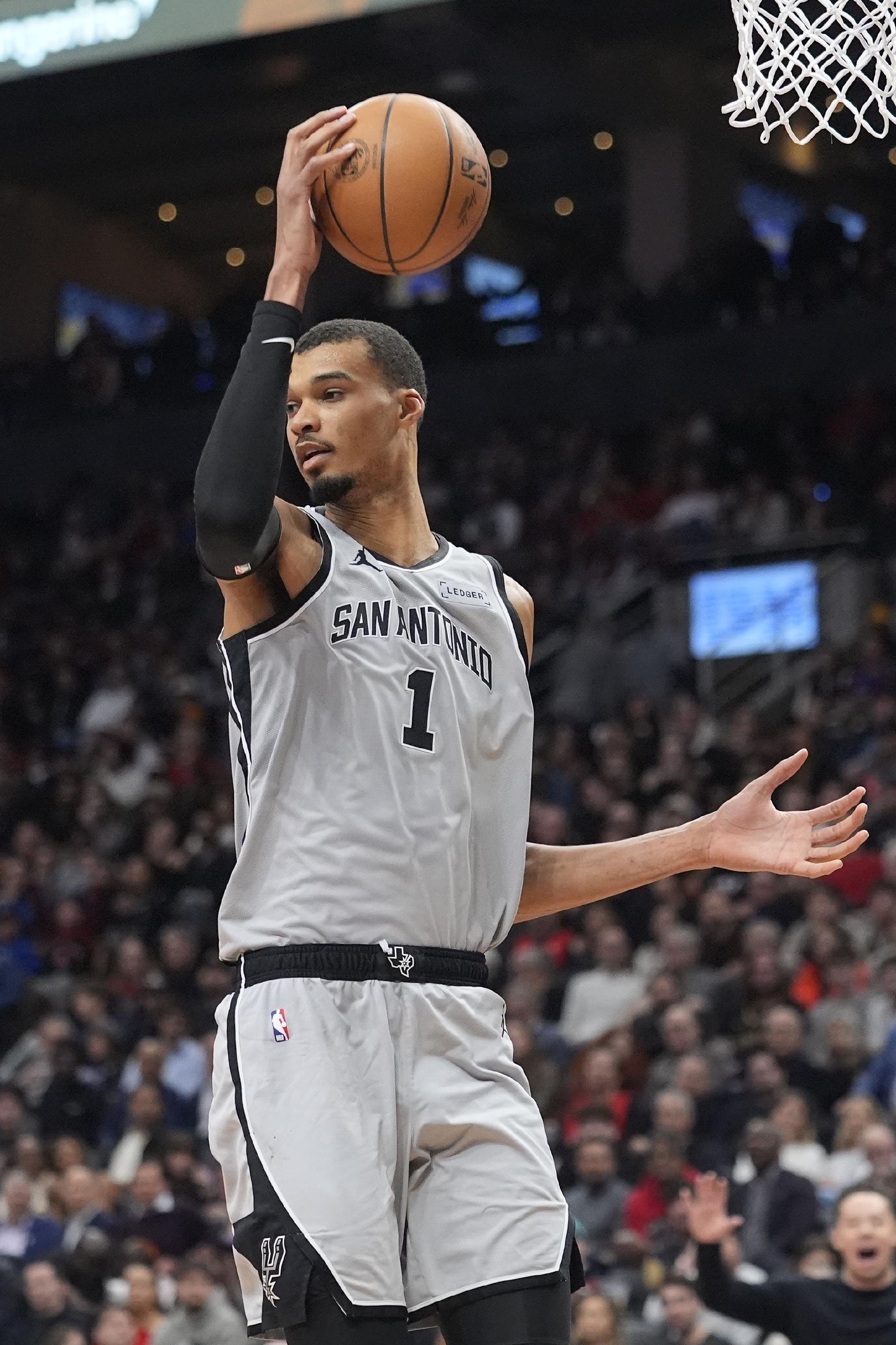 文班：我们想发挥出最佳水平 我有时仍需要有球在手并主导进攻