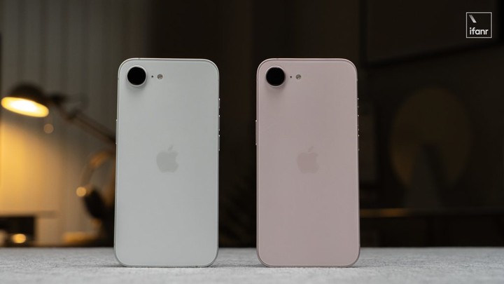 ▲ 左：iPhone 16e；右：iPhone 17e，如果不是新配色，几乎完全没差别