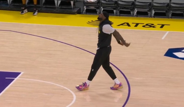 记者：詹姆斯缺阵主要是因为左脚关节炎 这是一直困扰他的老毛病