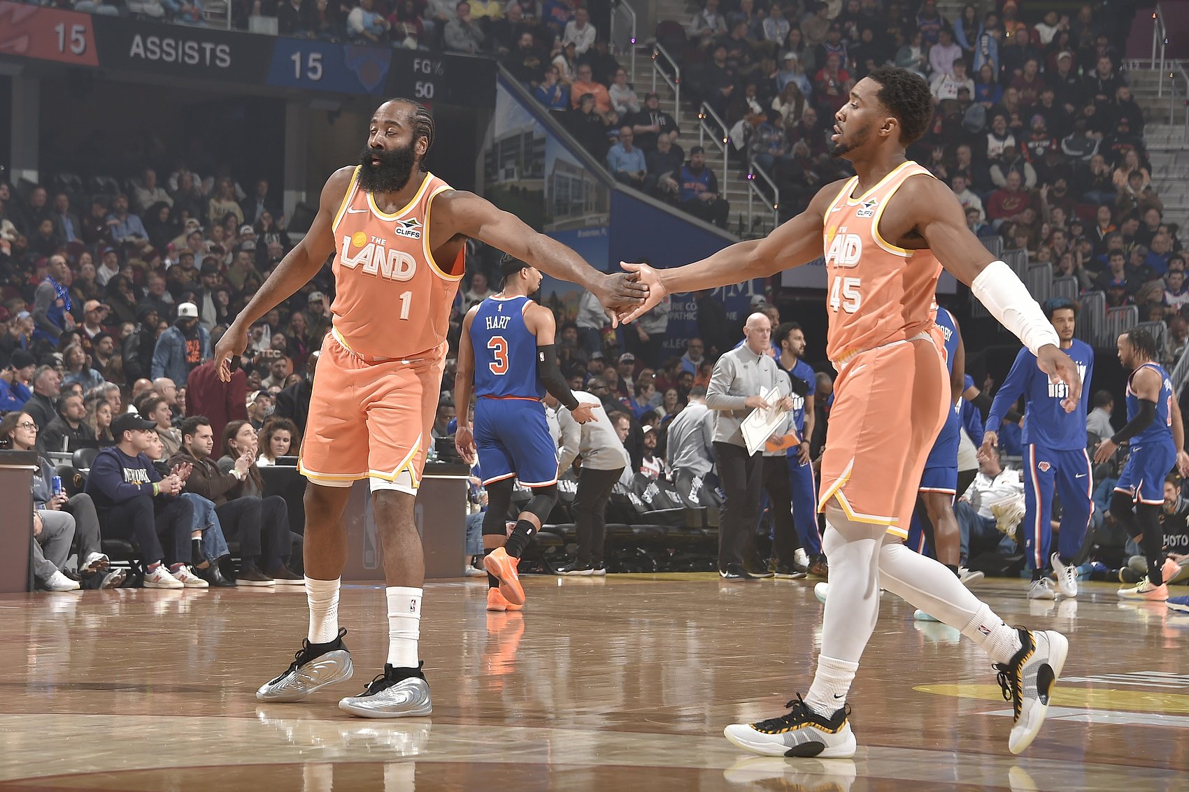 哈登谈米切尔：他是个领袖 会说出需要的话让后上场以身作则