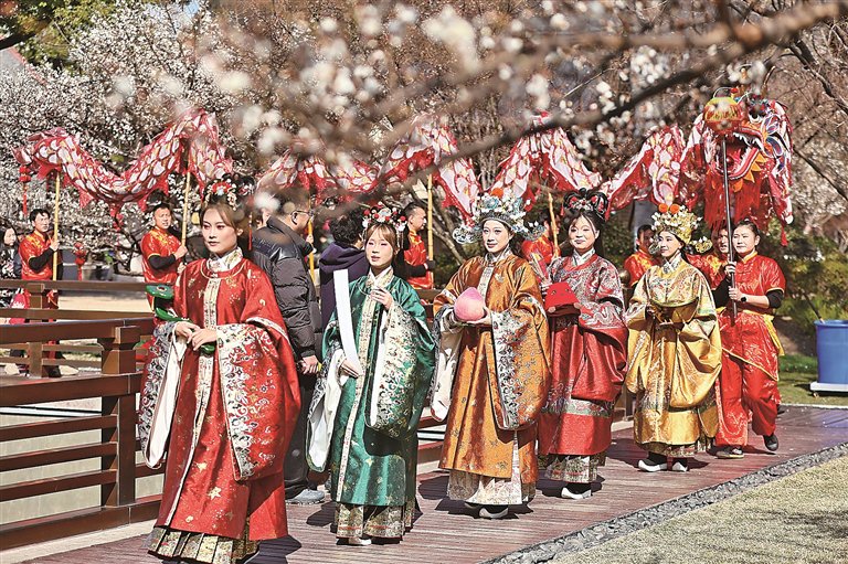 �㽭ʡ�������Ϻ����ӳ���ַ��԰����Ա�ڽ��д�ͳ�Ļ����ݡ��»��緢