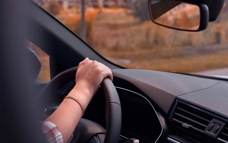 ▲最高人民法院工作报告显示，明确驾驶人醉酒后启用辅助驾驶功能仍应承担刑事责任，科技应用须守法律底线。图/IC photo