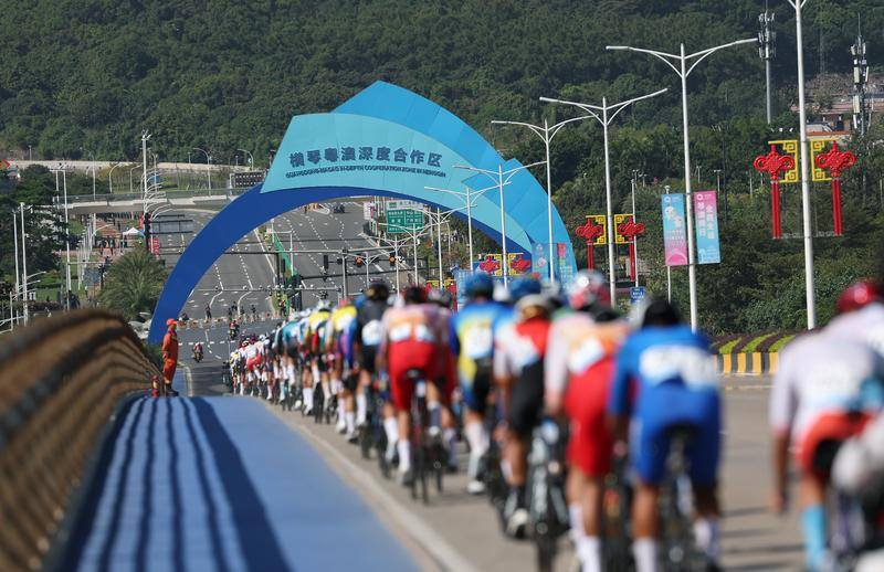 第十五届全国运动会公路自行车男子个人赛决赛，跨越粤港澳三地。这是全运会历史上首次举办跨境比赛。图源：新华社