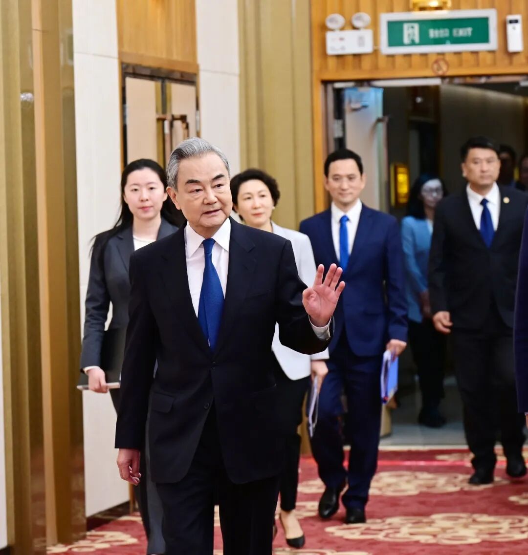 【英语全文】独家官方发布:中共中央政治局委员、外交部长王毅就中国外交政策和对外关系回答中外记者提问_新浪财经_新浪网