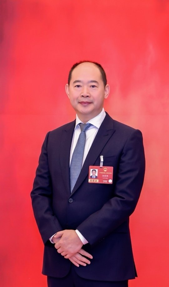 （十四届全国人大代表，山东鲁花控股集团有限公司党委书记、董事长孙东伟）