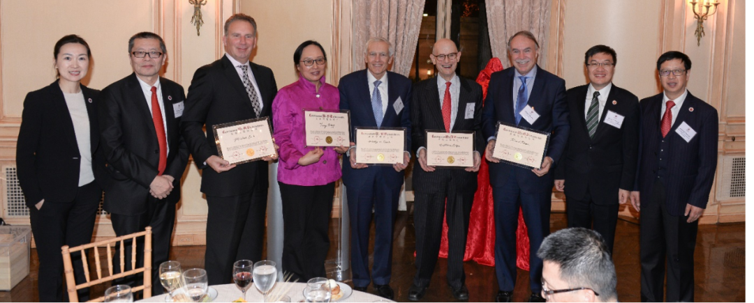 ▲ 年会现场授奖