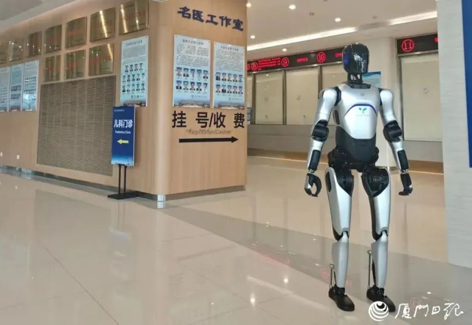 在导诊的元启创新机器人。（本报资料图）