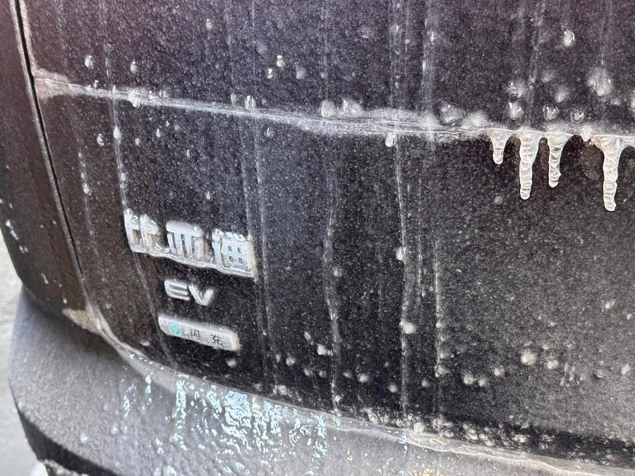 （比亚迪部分车型车尾增加了"闪充"专属标识，《21汽车·一见Auto》/摄）