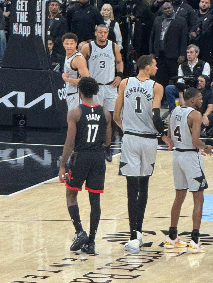 伊森妈妈：我儿子在文班跟前看起来就1米55 被他两个帽扇回非洲了