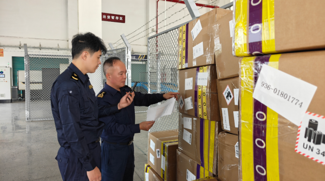 佛山海关驻顺德办事处关员对跨境电商出口包裹开展监管工作。