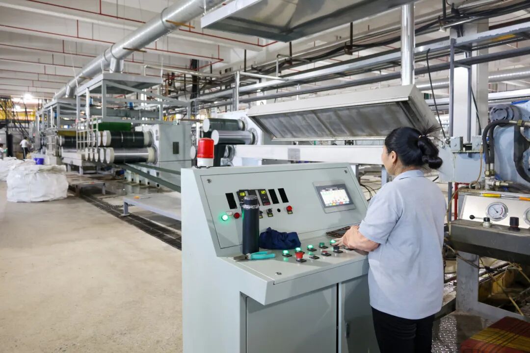 福建常松新材料科技有限公司生产车间内，工人们娴熟地操作着机器（来源：今日松溪）