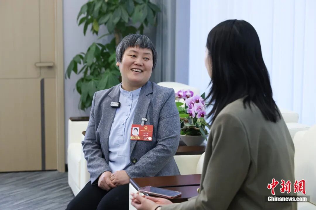 全国人大代表、河南省内黄县马上乡李石村“微光书苑”发起人李翠利接受中新社记者专访。中新社记者 杨郁然 摄