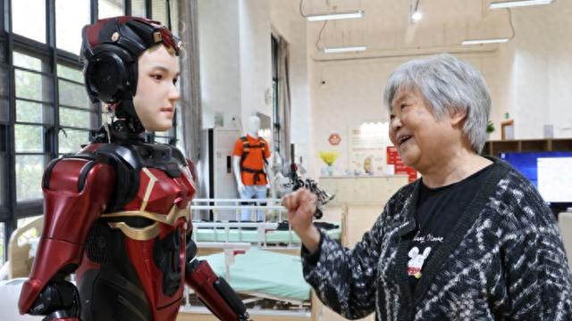 “武Bot”之后是“护Bot”? 如何让护理机器人早日走进家门|国内生产总值|政策|数据|银发|养老服务_新浪新闻