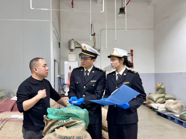 佛山海关关员深入辖区咖啡豆烘焙企业调研。