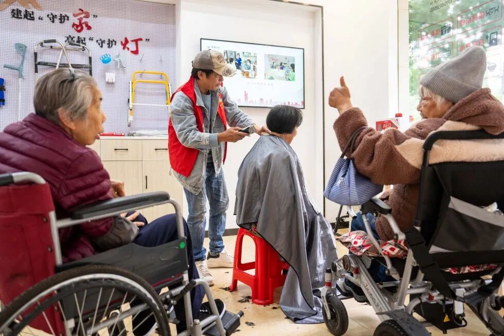 2025年11月6日，在湖南省长沙市望城区高塘岭街道湘陵社区，志愿者为老年人和残疾人士免费理发。新华社记者 陈思汗 摄
