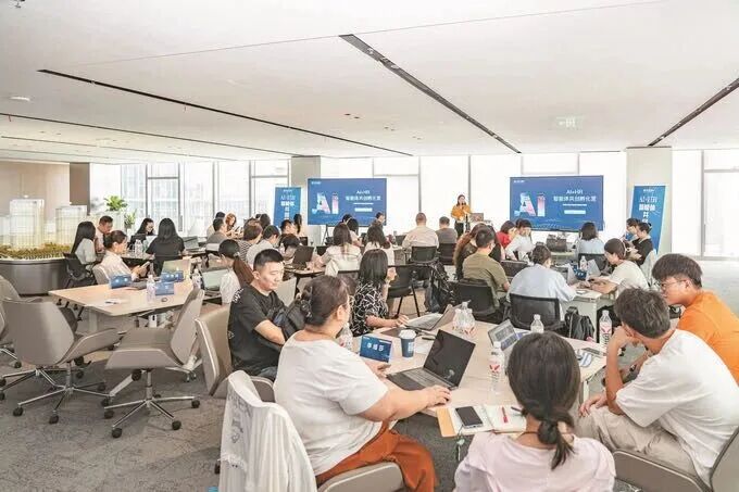 南京阿里中心“亲橙学堂”赋能企业与创业人才。图片来源：新华日报