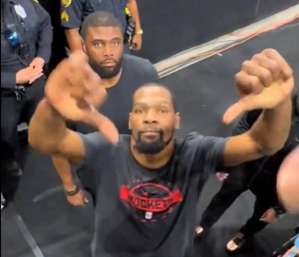 还是你宠粉！杜兰特大笑与马刺粉丝互比“踩” 最后还送出签名