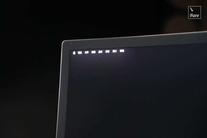 ▲ mini-LED 的光晕现象只在非常极限的情况下可见