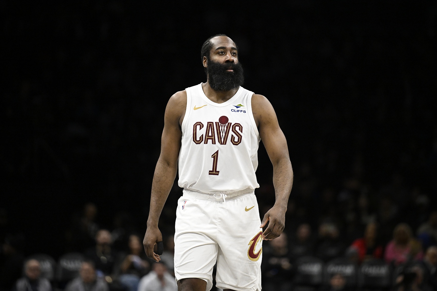 稳扎稳打！哈登半场6中3拿到12分3板 三分5中2