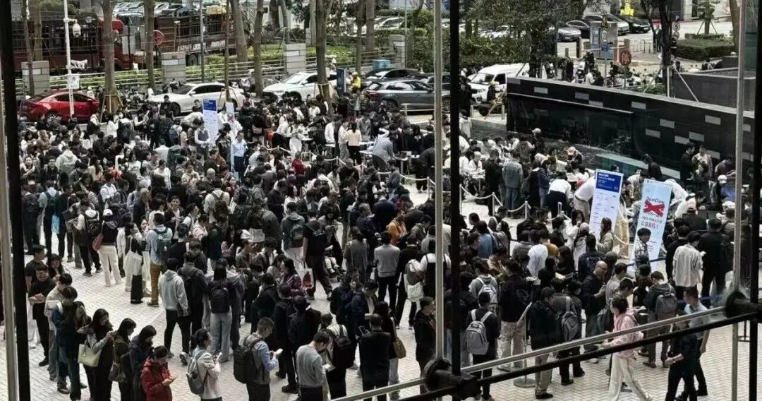 ▲腾讯门口排队安装“小龙虾” 图片来源：腾讯云