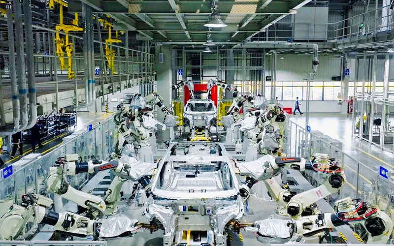 这是2025年7月28日拍摄的长安汽车工厂生产车间。新华社记者 陈诚 摄