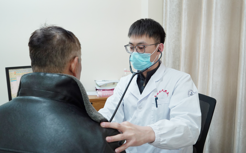 ▲资料图：一名年轻医生正在为患者诊治。图/IC photo