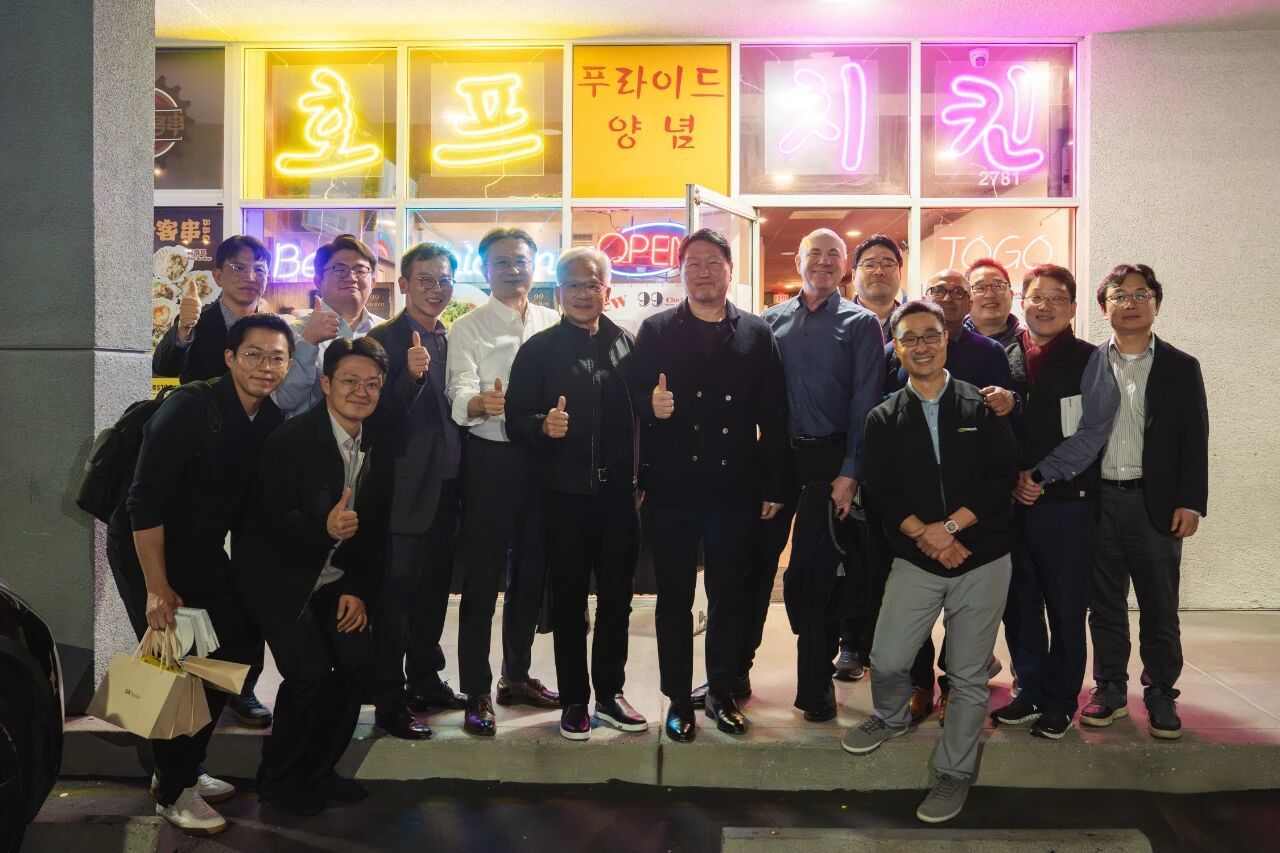 　　▲黄仁勋与SK海力士HBM4工程师团队合照