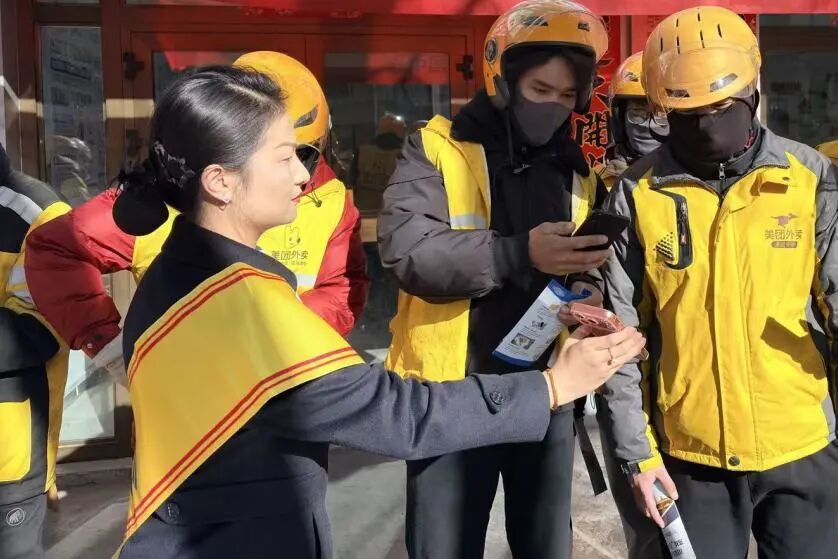 ▲建行面向“两司两员”等新就业群体，开展就业政策宣传