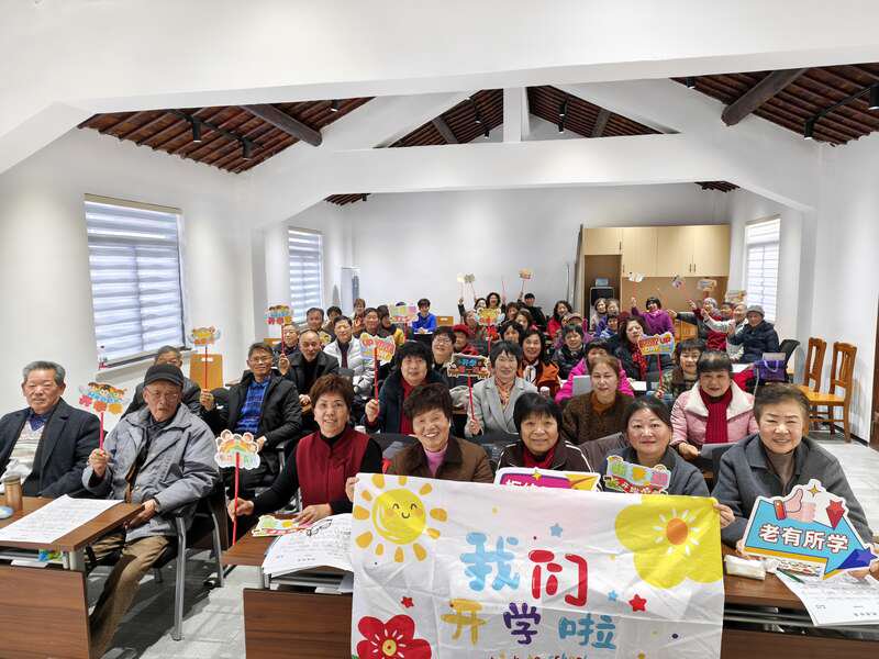 3月9日，金山区漕泾镇社区（老年）学校歌唱班开学。校方供图