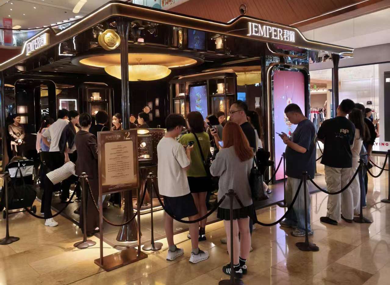 君佩珠宝门店。 时代财经摄