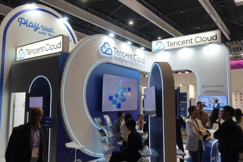 腾讯云的展台，正解局团队现场拍摄